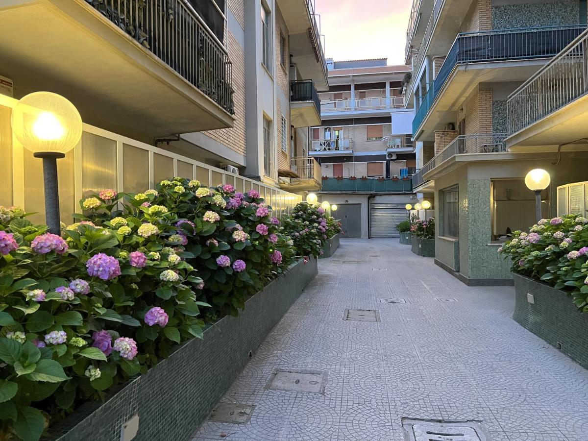 Lotus - Appartamento Sul Mare A Ostia Con Giardino Relax Екстериор снимка