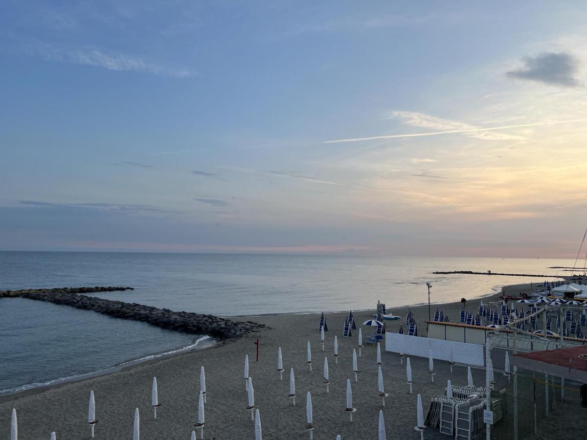 Lotus - Appartamento Sul Mare A Ostia Con Giardino Relax Екстериор снимка